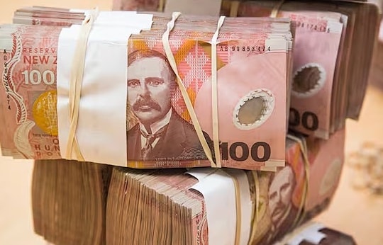 Gia chủ tìm thấy bọc tiền lớn khi sửa nhà, cảnh sát yêu cầu sung công