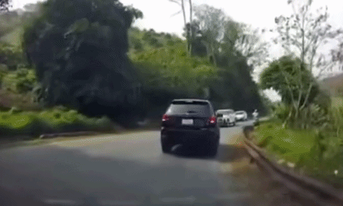 Bám đuôi vào cua, ôtô đâm sầm vào xe trước