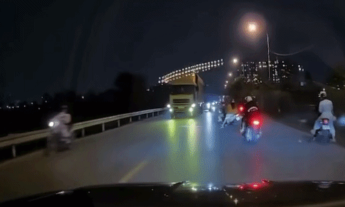 Ba người thoát chết khi lao đầu vào xe tải