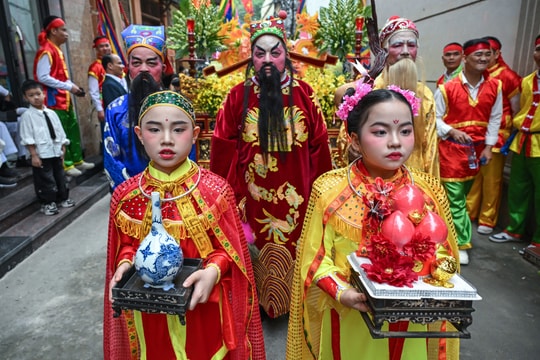 Người già, trẻ nhỏ hóa đại tướng, tiên nữ trong lễ hội Thổ Hà