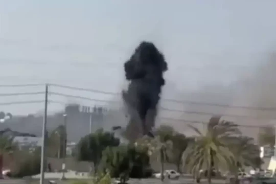 Khoảnh khắc tên lửa tấn công căn cứ Iran nằm cạnh trường tiểu học