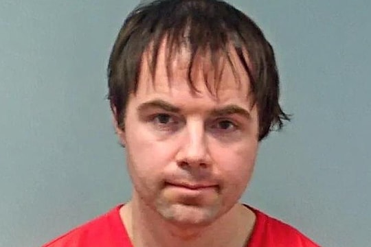 Bắt chước cách người mẹ gõ cửa để tấn công tình dục bé gái trong toilet