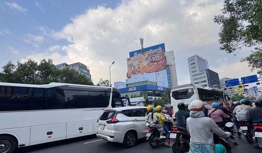 Không "gồng" nổi giá xăng dầu, nhiều nhà xe tăng cước