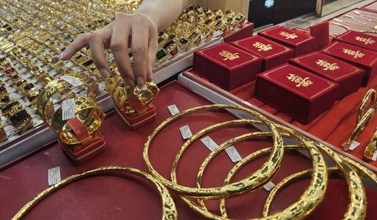 Giá vàng hôm nay 9-3: Vàng lao dốc, dầu vượt 100 USD/thùng