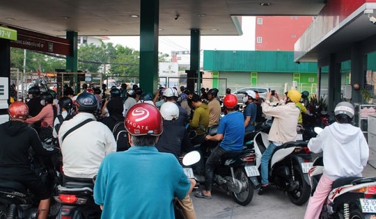 Giữa trưa, cây xăng ở TP HCM ken kín người chờ đổ xăng