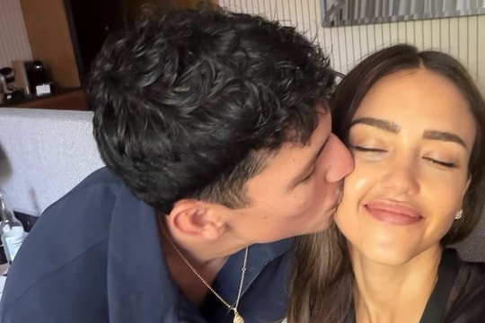 Jessica Alba khoe bạn trai kém 11 tuổi