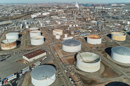 Giá dầu lao dốc sau khi ông Trump ra tín hiệu sớm kết thúc xung đột Mỹ - Iran