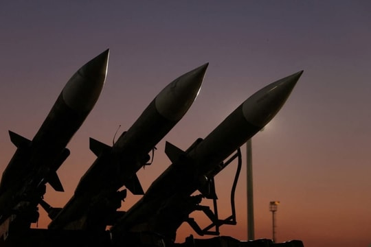 Iran tuyên bố sử dụng tên lửa đầu đạn từ 1 tấn trở lên tấn công Mỹ và Israel