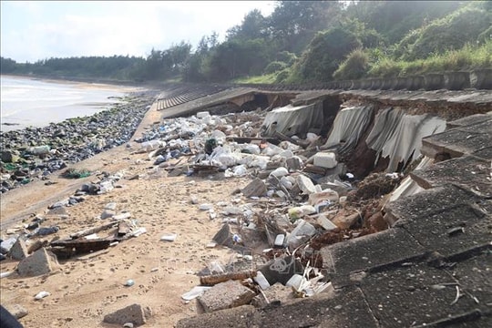 Quảng Trị khẩn trương khắc phục sạt lở kè biển gần Địa đạo Vịnh Mốc