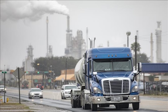 24 giờ đảo chiều của giá dầu thô thế giới