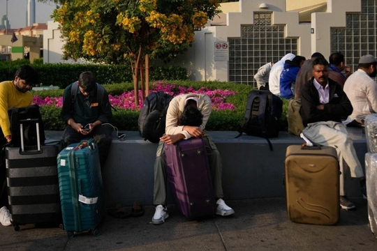 Ngóng tin con mắc kẹt trong vùng chiến sự