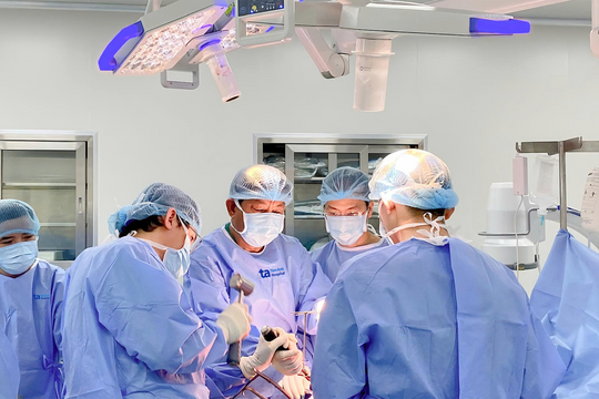 Thay khớp cho cụ ông phình động mạch chủ