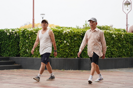 Đi bộ 2 phút sau ăn giúp giảm lượng đường trong máu