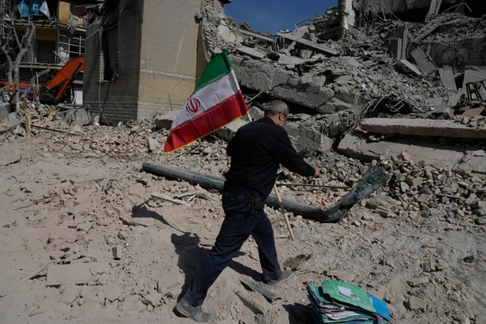 Lật đổ chế độ có thể là mục tiêu thật sự của ông Trump ở Iran