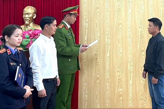 Pha nước lã với axit axetic để sản xuất giấm ăn