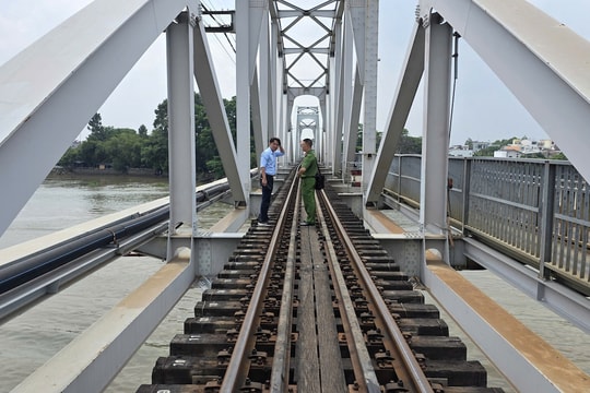 Công an Đồng Nai xem xét khởi tố vụ sà lan tông cầu Ghềnh