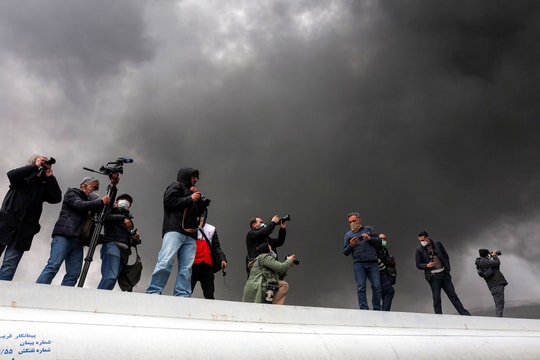 'Không thở nổi' dưới cơn mưa đen ở Iran