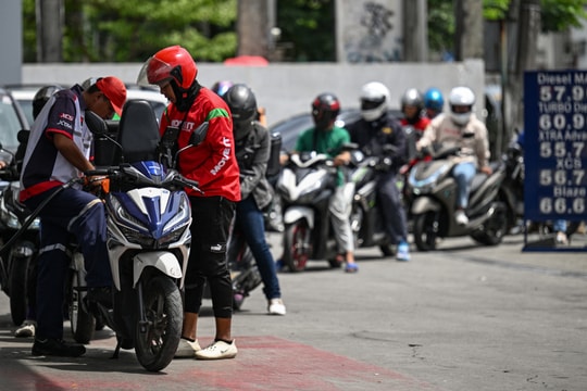 Người Philippines xếp hàng đổ xăng trước khi giá tăng vọt