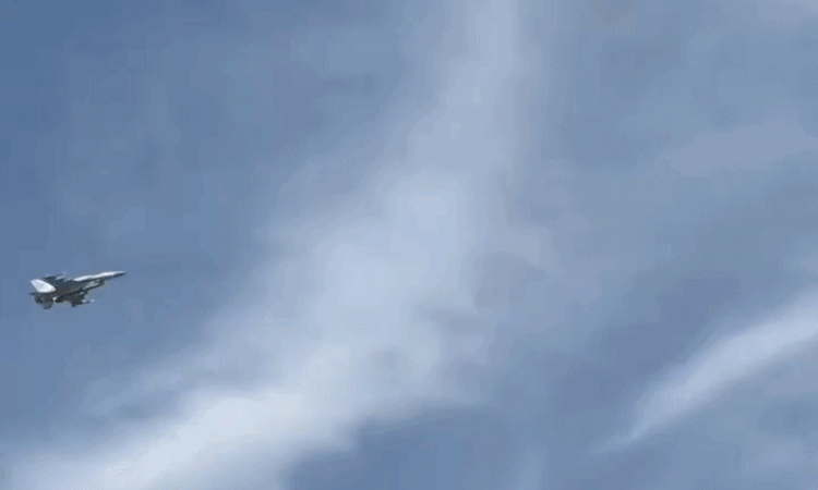 Khoảnh khắc tiêm kích 'đuổi bắt' UAV trên bãi biển Dubai