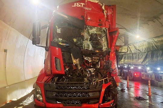 Ba ôtô tông liên hoàn trong hầm Đèo Bụt