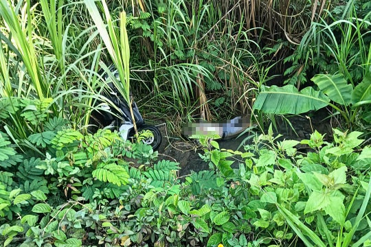 Thi thể nam sinh viên cùng xe máy dưới vực