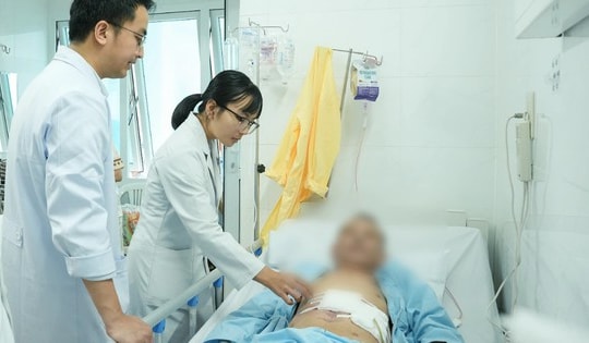 Tự uống thuốc đau bụng, người đàn ông bị thủng dạ dày, ngưng tim trên bàn mổ