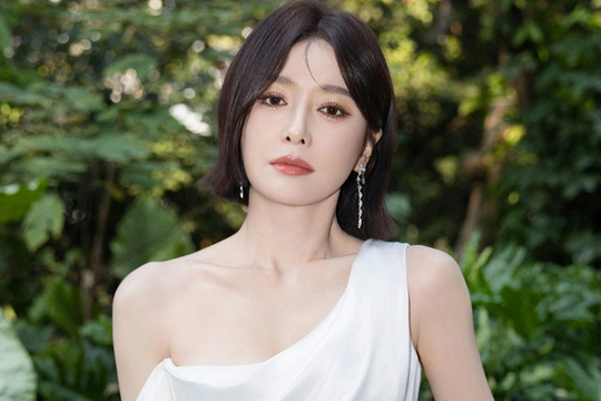 'Phú Sát hoàng hậu' lộ ảnh qua đêm tại nhà bạn trai