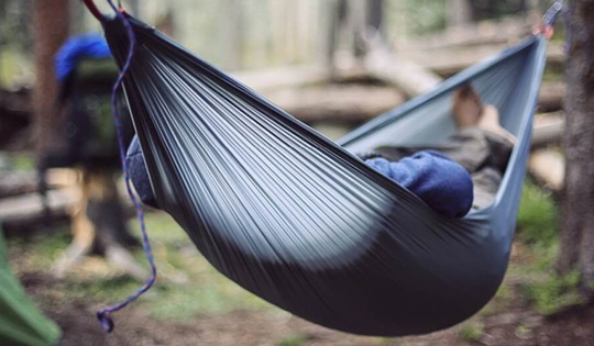 Nằm võng ăn bánh theo cách lạ, nam sinh khiến cộng đồng mạng thót tim