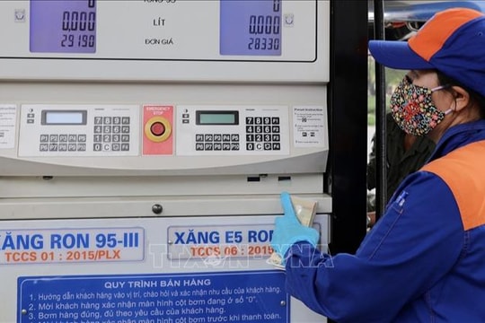 Lý do giá xăng dầu trong nước chưa giảm dù giá dầu thế giới hạ nhiệt