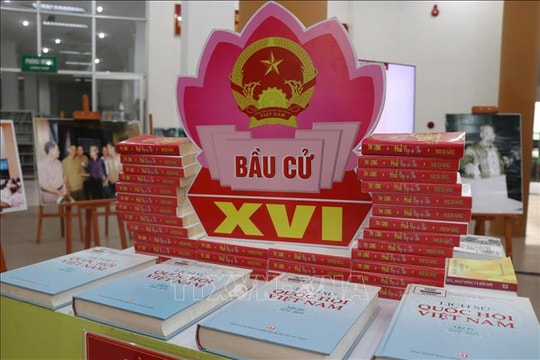 Trưng bày hơn 350 tư liệu sách, ảnh về bầu cử