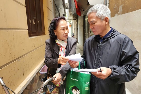 Hà Nội: Cán bộ phường ‘đi từng ngõ, gõ từng nhà’ để phát thẻ cử tri