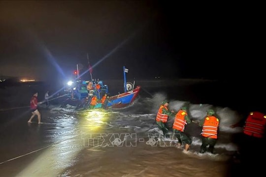 Quảng Trị: Kịp thời cứu thuyền đánh cá gặp nạn trên biển