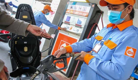 Giá dầu thế giới giảm, vì sao xăng dầu trong nước chưa thể "hạ nhiệt"?