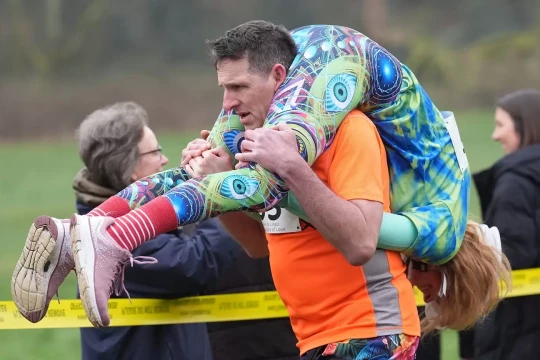 Khách hò reo cổ vũ trong cuộc thi cõng vợ tại Anh