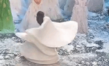 Diễn viên xoay tròn ba tiếng ở vở múa 'Khổng tước'