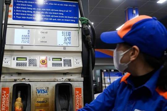 Giá xăng giảm gần 4.000 đồng một lít