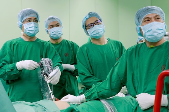 Mổ ruột thừa một lỗ cho người bệnh 30 năm truyền máu