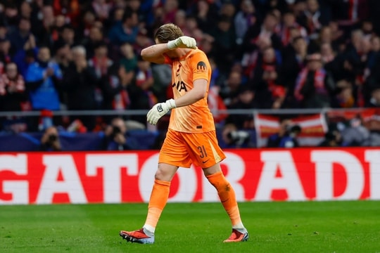 17 phút 'ác mộng' của thủ thành Tottenham