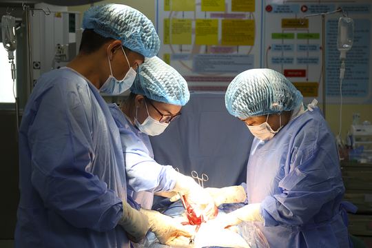 Bóc tách nhân xơ tử cung nặng 2,1 kg cho người phụ nữ