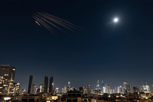 Israel cáo buộc Iran đã phóng hơn 100 tên lửa mang đầu đạn chùm