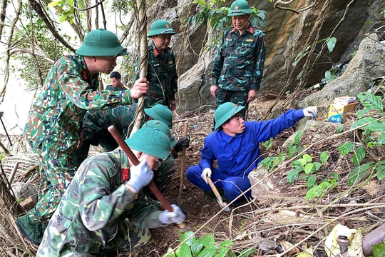 Tìm thấy hài cốt liệt sĩ ở cửa hang đá