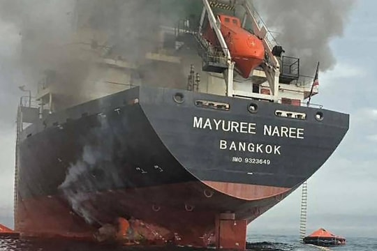 Thái Lan công bố ảnh tàu hàng bốc cháy trên Eo biển Hormuz