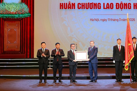 Báo Nhân Dân đón nhận Huân chương Lao động hạng nhất