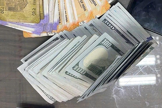 Trao trả du khách Ấn Độ balô chứa 5.000 USD bỏ quên tại sân bay