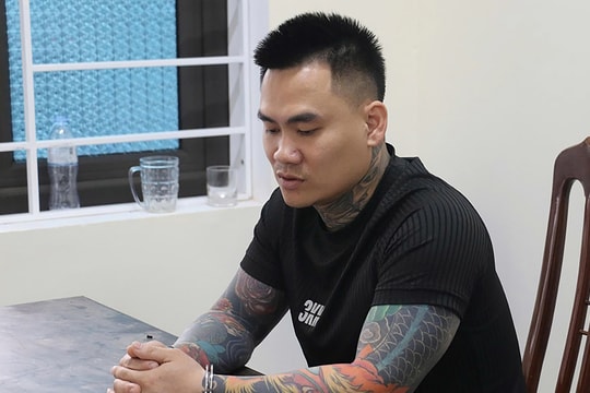 Xông vào quán cà phê chém người