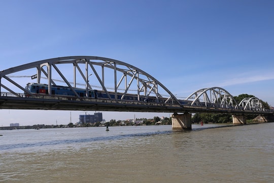 Đường sắt qua cầu Ghềnh thông tuyến sau 5 ngày biến dạng