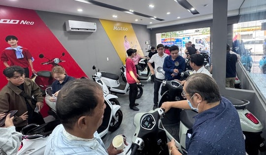 Người dân xếp hàng bốc số mua xe máy điện khi giá xăng tăng vọt, cửa hàng quá tải