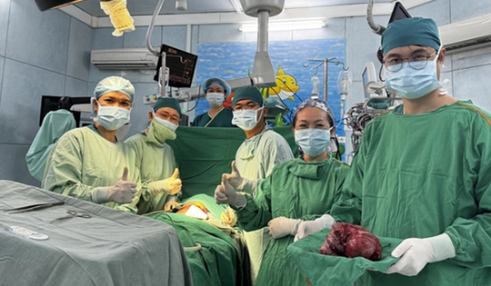 Bé 6 tháng tuổi bụng đột ngột nhô to, bác sĩ sốc khi phát hiện "bí mật" bên trong