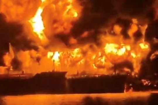 Video hai tàu chở dầu nổ tung sau khi trúng xuồng chở chất nổ của Iran