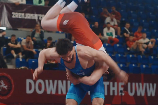 Đô vật Nga tung tuyệt chiêu cực lạ, lật kèo giây cuối khiến đối thủ ngỡ ngàng